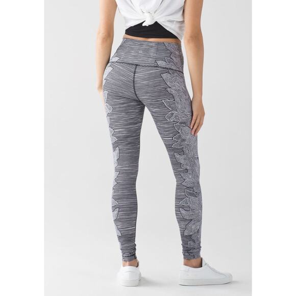 Lululemon Wunder Under Legging Pant (Hi-Rise)
Dottie Tribe White Black - Picture 1 of 9